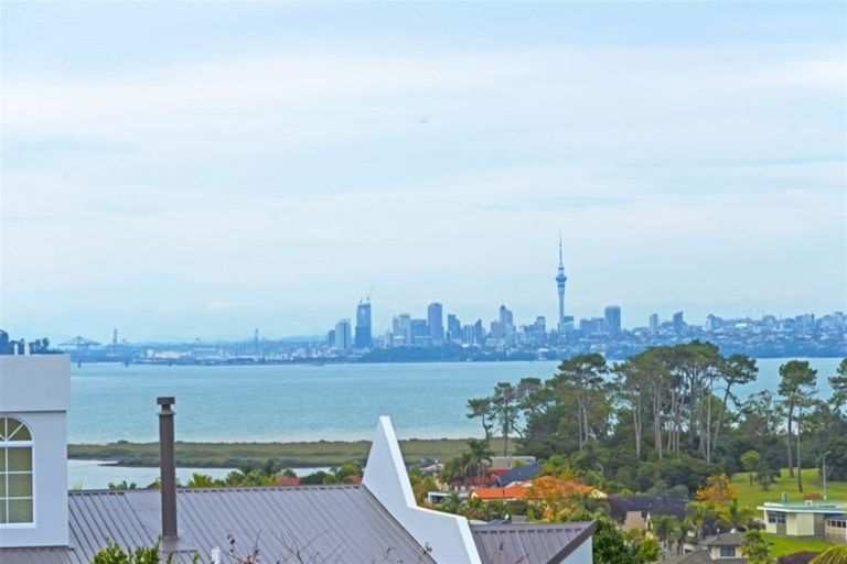 Photo of property in 3 Whiting Grove, West Harbour, Auckland, 0618
