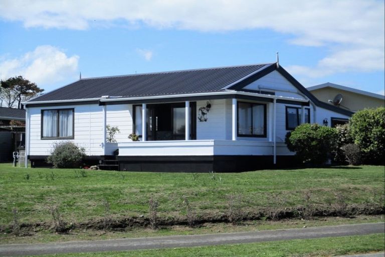 Photo of property in 16 Pohutukawa Drive, Opunake, 4616