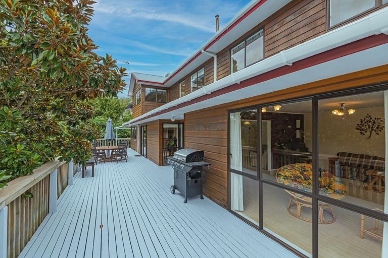 Photo of property in 32 Springdale Grove, Fitzherbert, Palmerston North, 4410