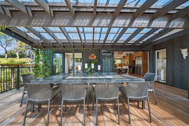 Photo of property in 5 Ngarahana Avenue, Paremoremo, Auckland, 0632