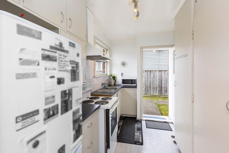 Photo of property in 2/13 Sutherland Avenue, Silverstream, Upper Hutt, 5019