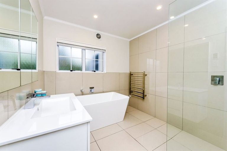 Photo of property in 9 Whiting Grove, West Harbour, Auckland, 0618