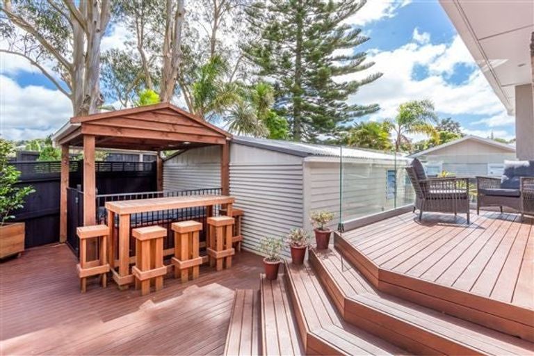 Photo of property in 15 Cajero Place, Green Bay, Auckland, 0604