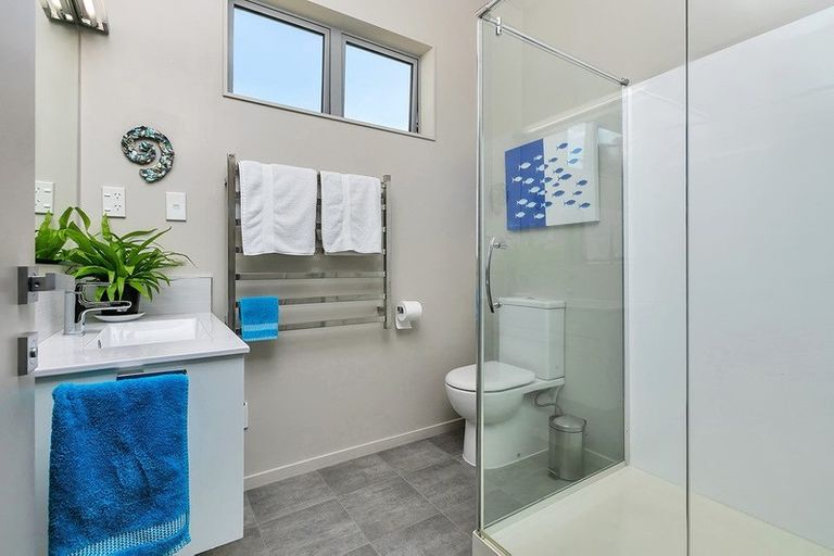 Photo of property in 96a Eskdale Road, Birkdale, Auckland, 0626