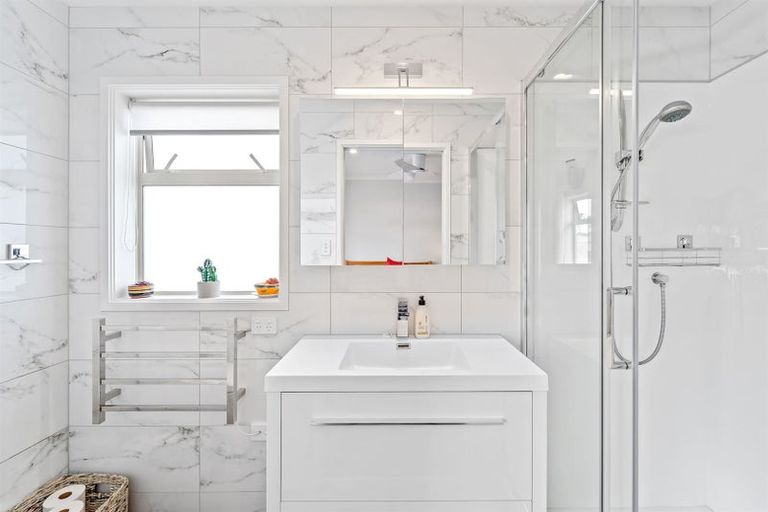 Photo of property in 1 Waitaha Close, Orewa, 0931