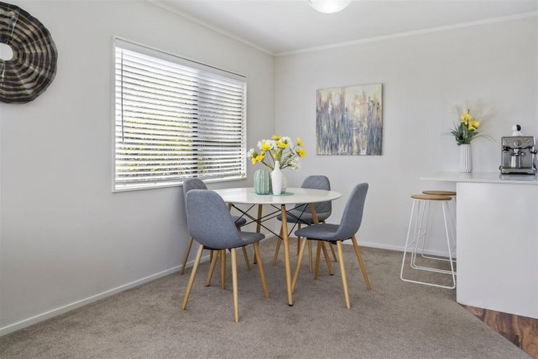 Photo of property in 2/23 Flaunty Place, West Harbour, Auckland, 0618