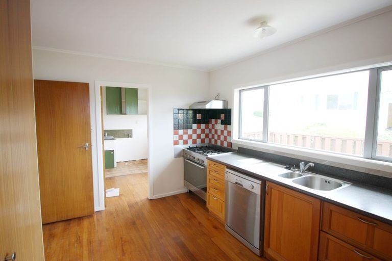 Photo of property in 30 Somes Crescent, Newlands, Wellington, 6037