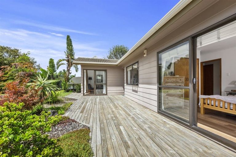 Photo of property in 24 Deverell Place, Northcross, Auckland, 0632