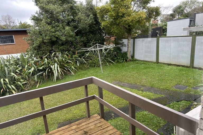 Photo of property in 2/45 Knightsbridge Drive, Forrest Hill, Auckland, 0620