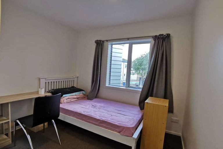 Photo of property in 3/30 John Jennings Drive, Oteha, Auckland, 0632