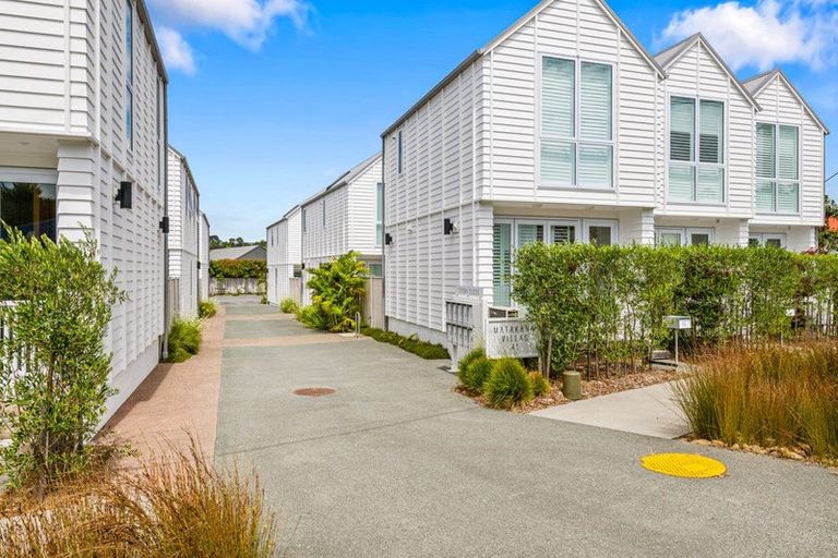 Photo of property in 12 Titoki Close, Matakana, 0985