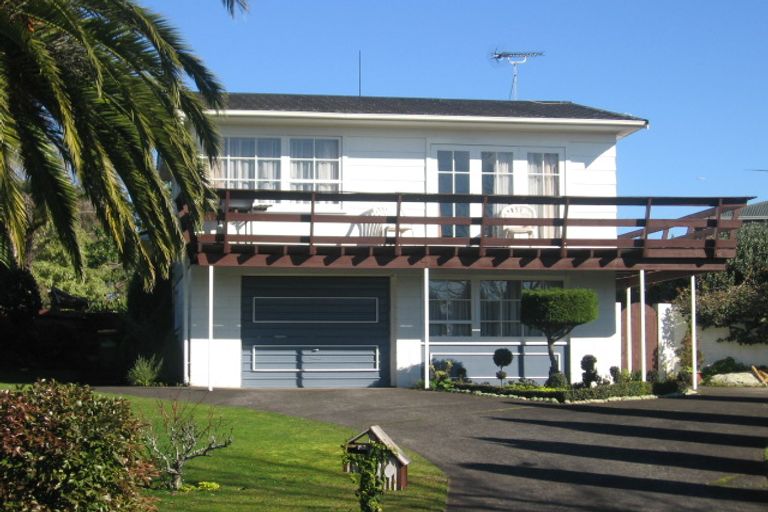 Photo of property in 10 Coulthard Terrace, Opaheke, Papakura, 2113