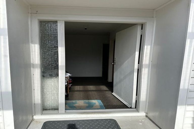 Photo of property in 1/23 Sovereign Place, Glenfield, Auckland, 0629