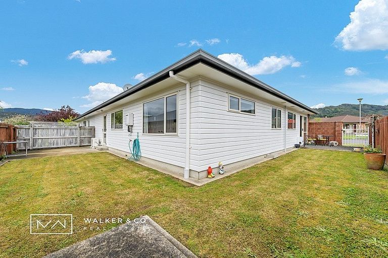 Photo of property in 8 Woodland Mews, Wainuiomata, Lower Hutt, 5014