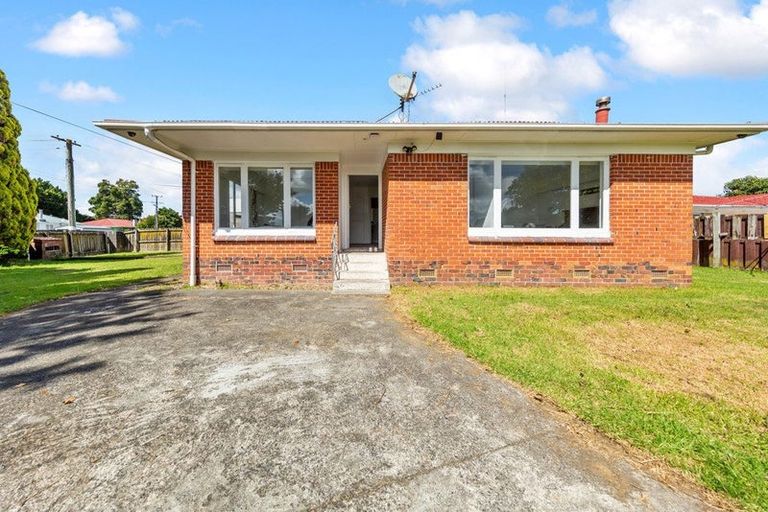 Photo of property in 23 Sutton Crescent, Papakura, 2110
