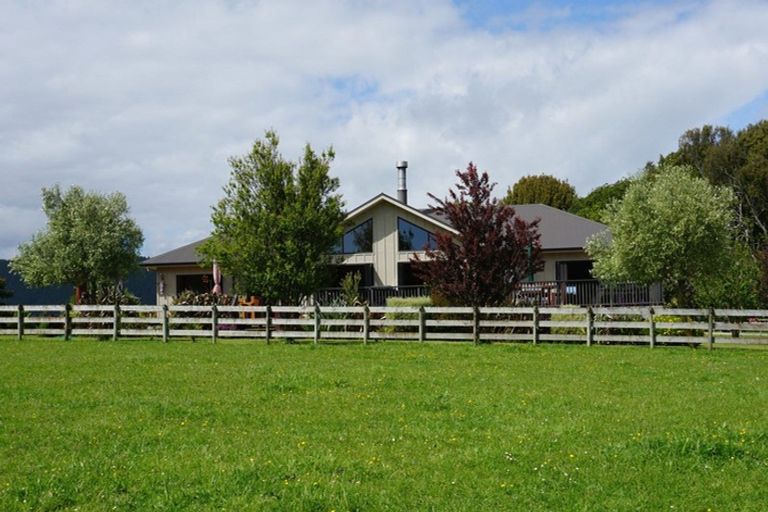 Photo of property in 207 Takapu Road, Manakau, Levin, 5573