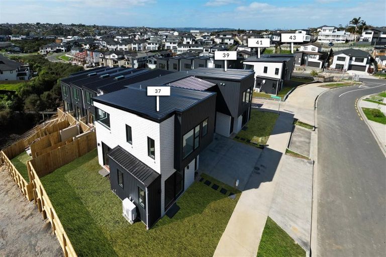 Photo of property in 12 Kautawa Lane, Massey, Auckland, 0614