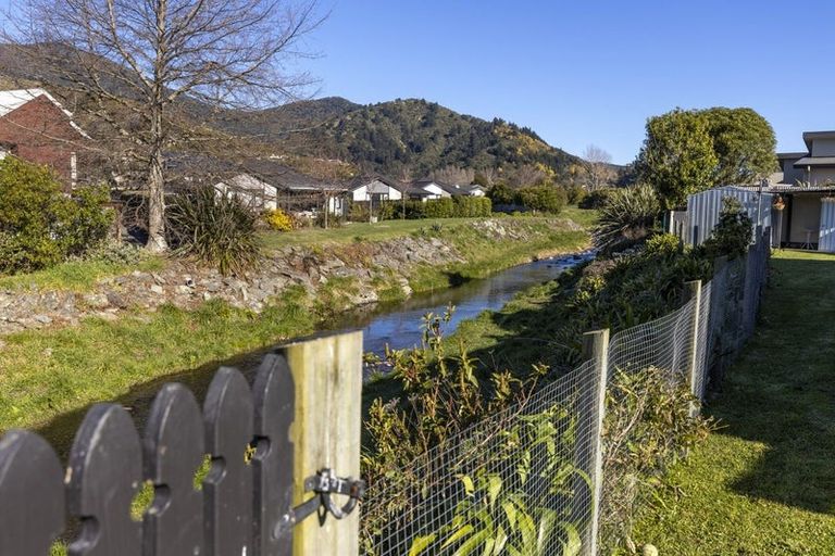 Photo of property in 15 Beach Road, Waikawa, Picton, 7220