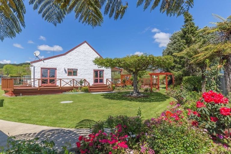 Photo of property in 461 Tararua Road, Levin, 5571