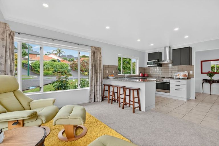 Photo of property in 40 Gillett Place, Botany Downs, Auckland, 2014