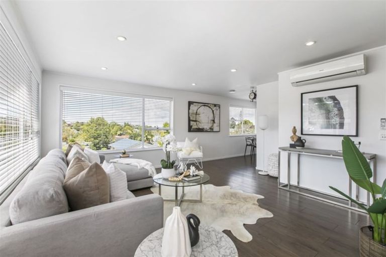 Photo of property in 52 Ravenwood Drive, Forrest Hill, Auckland, 0620