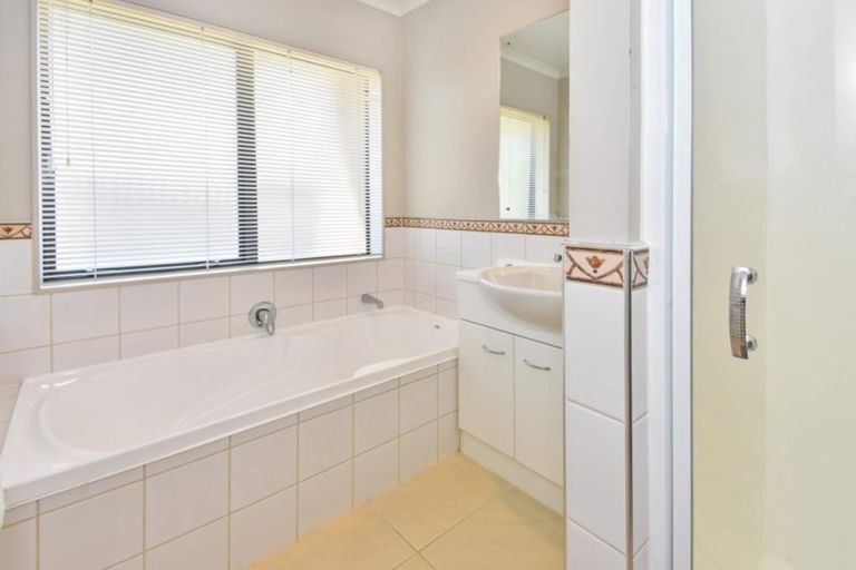 Photo of property in 7 Beverage Place, Rosehill, Papakura, 2113