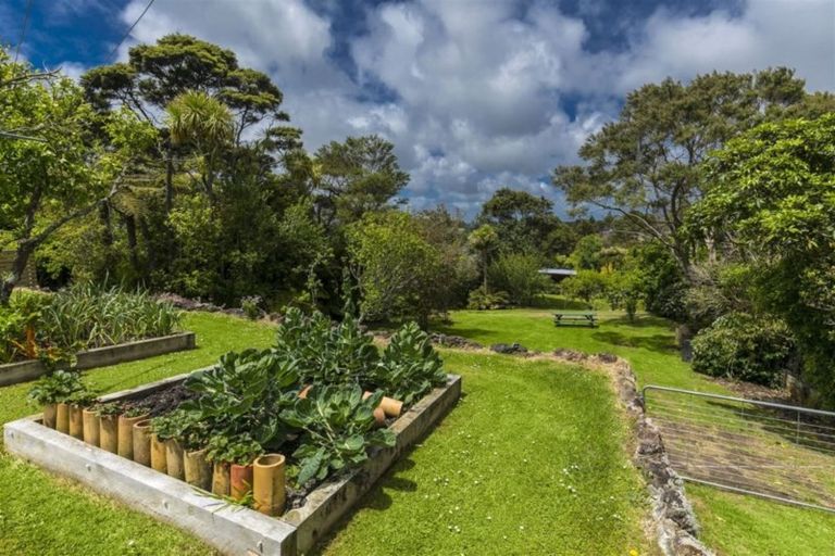 Photo of property in 1066 Scenic Drive North, Swanson, Auckland, 0816