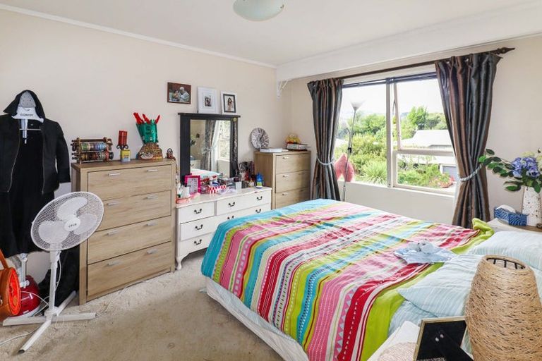 Photo of property in 97 Churton Drive, Churton Park, Wellington, 6037