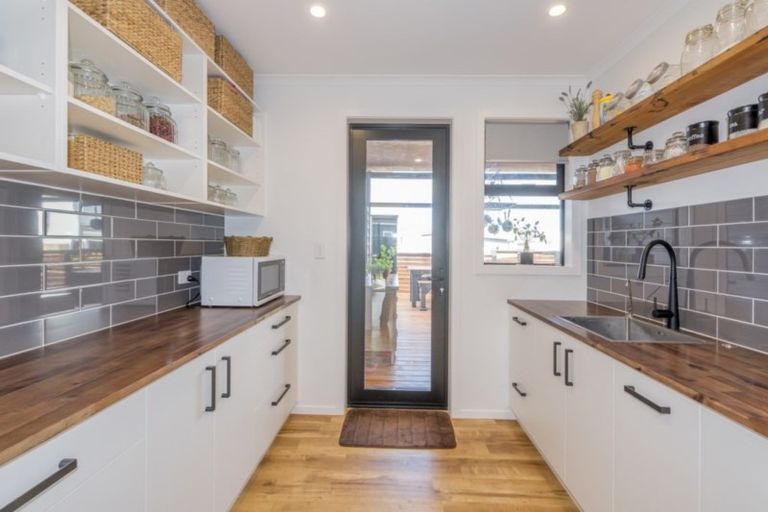 Photo of property in 1 Coutts Way, Fitzherbert, Palmerston North, 4410