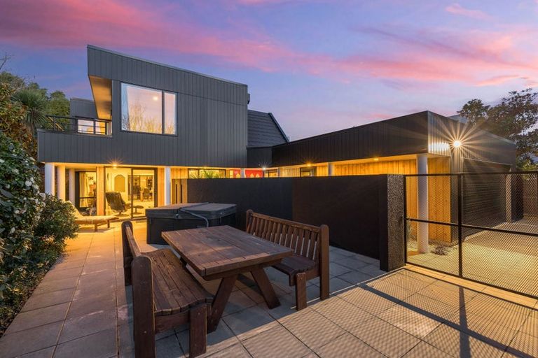 Photo of property in 28 Huntingdon Place, Avonhead, Christchurch, 8042