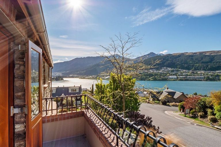Photo of property in 1 Garland Terrace, Kelvin Heights, Queenstown, 9300