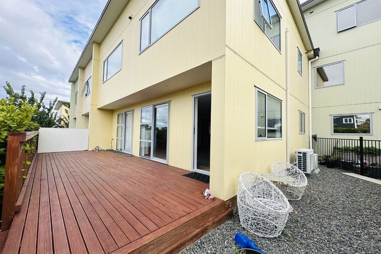 Photo of property in 10/11 Ray Small Drive, Papakura, 2110