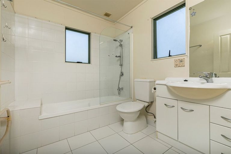 Photo of property in 16 Vitex Lane, Henderson, Auckland, 0612