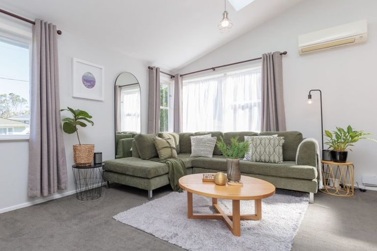 Photo of property in 10 Cotswold Crescent, Newlands, Wellington, 6037