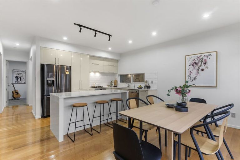 Photo of property in 26 Seaview Road, Castor Bay, Auckland, 0620