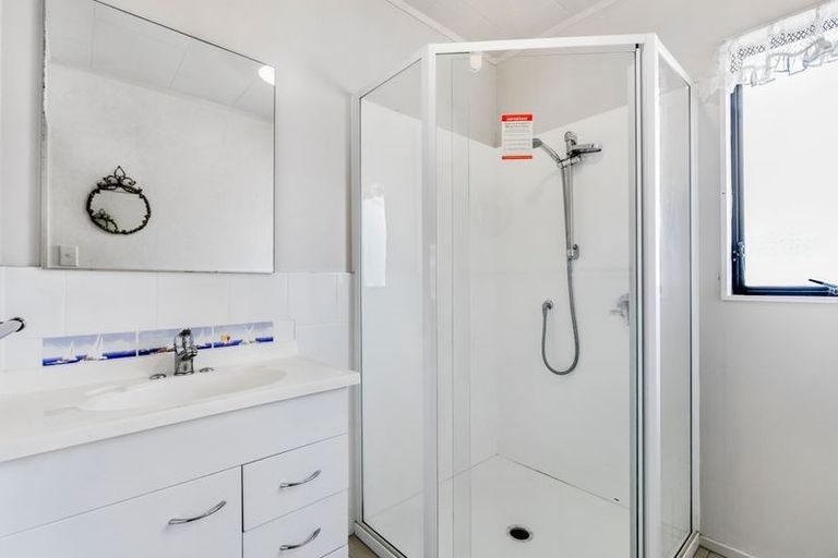 Photo of property in 2/23 Bernina Place, Weymouth, Auckland, 2103