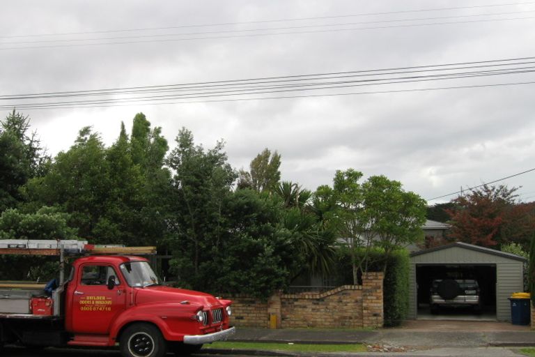 Photo of property in 50 Beach Haven Road, Beach Haven, Auckland, 0626