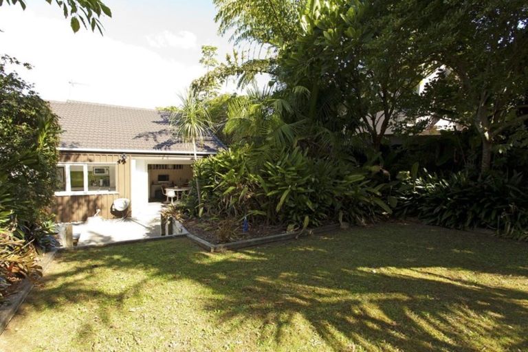 Photo of property in 1/31 James Evans Drive, Northcote, Auckland, 0627