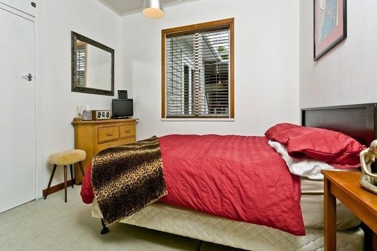 Photo of property in 255 Glenfield Road, Hillcrest, Auckland, 0627