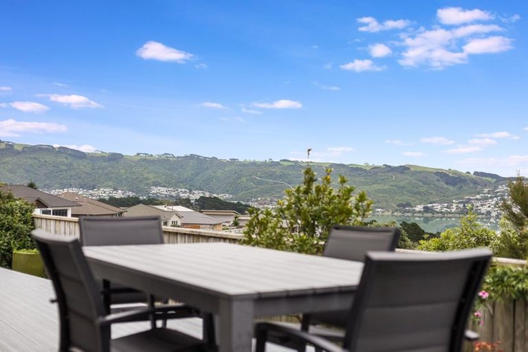 Photo of property in 9 Greenstone Place, Aotea, Porirua, 5024