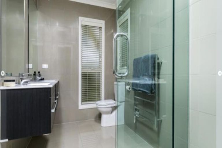 Photo of property in 2 Oscar Road, Greenhithe, Auckland, 0632