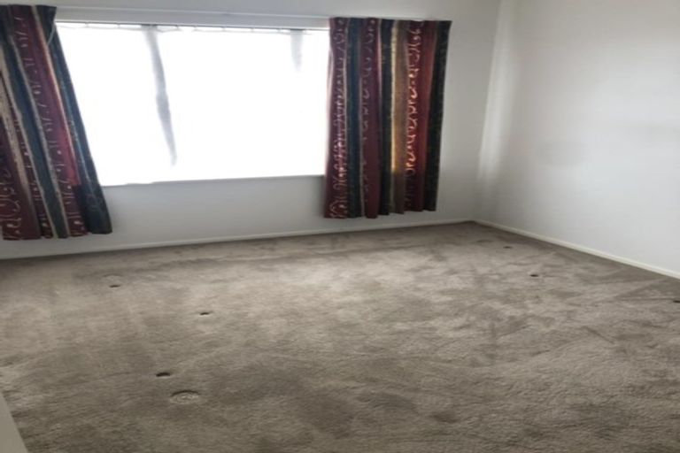 Photo of property in 100 Gossamer Drive, Pakuranga Heights, Auckland, 2010