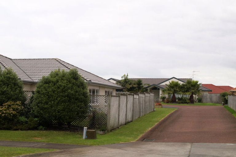 Photo of property in 8 Corta Bella Place, Golflands, Auckland, 2013