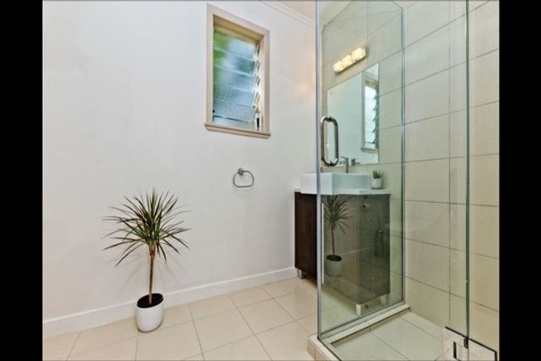 Photo of property in 2/42c Schnapper Rock Road, Schnapper Rock, Auckland, 0632