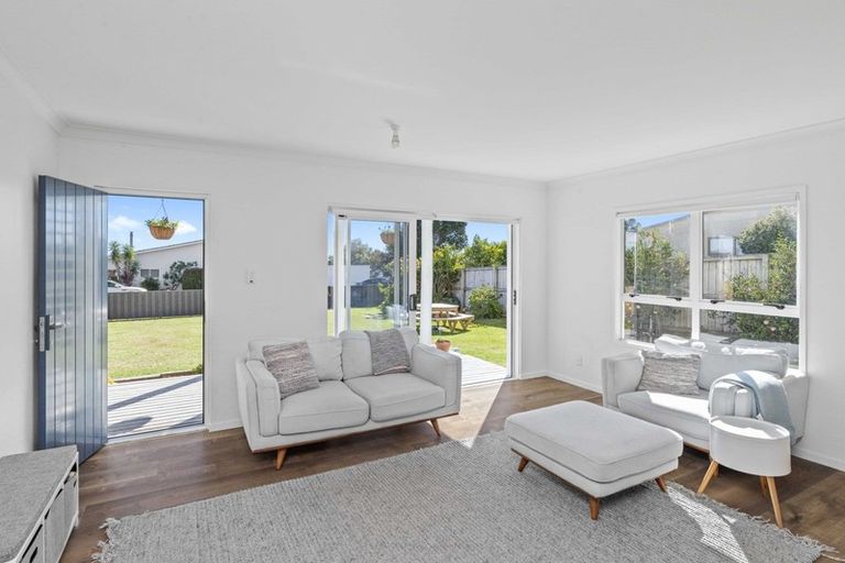 Photo of property in 3 Crispe Road, Clarks Beach, 2122