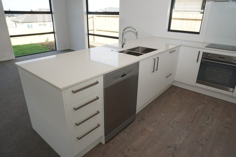 Photo of property in 24 Pakaraka Drive, Papakura, 2110