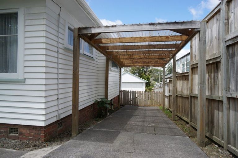 Photo of property in 494 Blockhouse Bay Road, Blockhouse Bay, Auckland, 0600