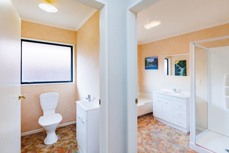 Photo of property in 1 Alpine Grove, Kelvin Grove, Palmerston North, 4414