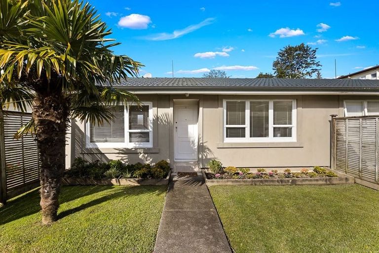 Photo of property in 2/10 Agincourt Street, Glenfield, Auckland, 0629