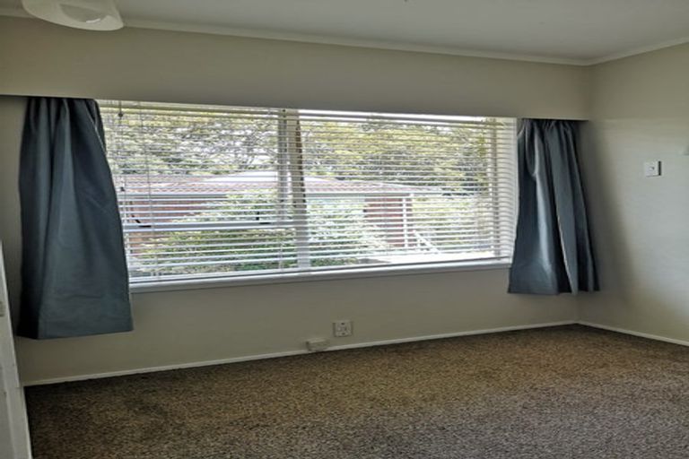 Photo of property in 2/4 Mahuta Grove, Northcote, Auckland, 0627